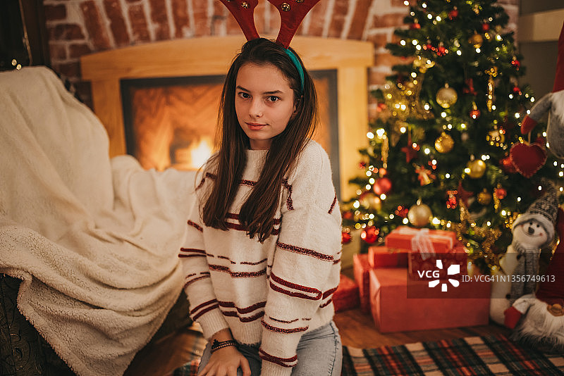 漂亮的少女在家里庆祝圣诞节图片素材