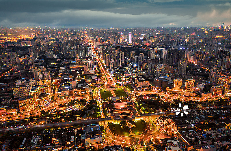 鸟瞰图城市在日落，西安，中国。图片素材