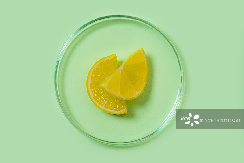 有机，生物美容健康概念与皮氏培养皿与天然柠檬片。图片素材