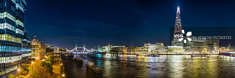 伦敦全景横跨泰晤士河塔桥碎片夜全景图片素材