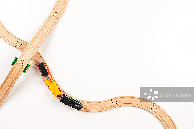 儿童玩具火车和木制轨道上的白色背景。俯视图图片素材