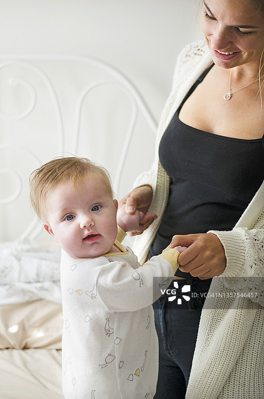 婴儿牵着妈妈的手图片素材