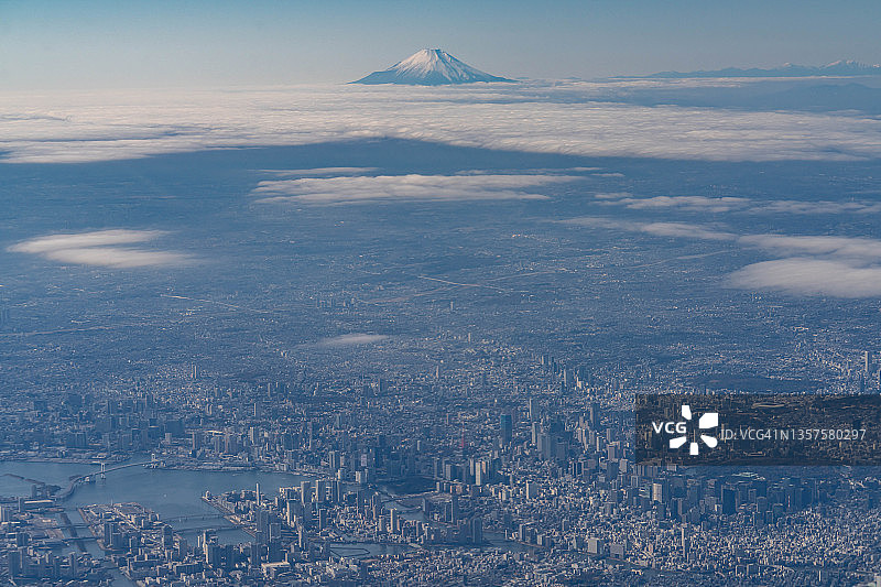 从飞机上鸟瞰日本富士山和东京图片素材