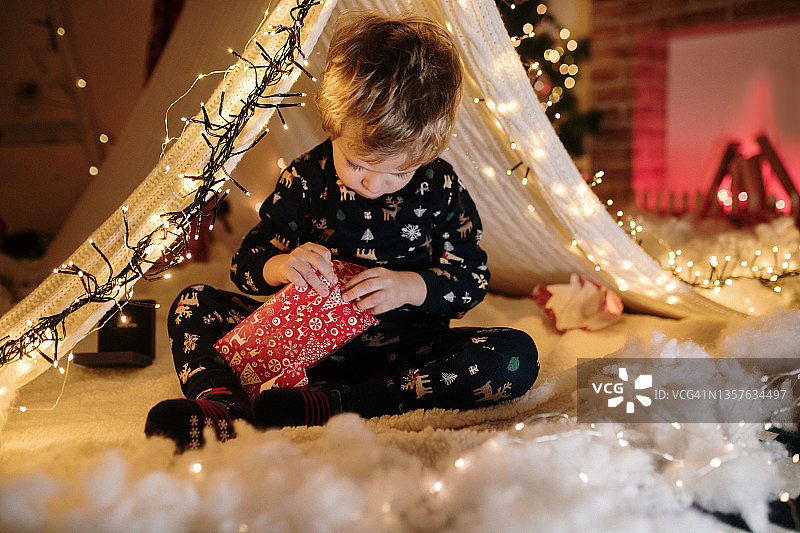 惊讶的小男孩打开圣诞礼物图片素材