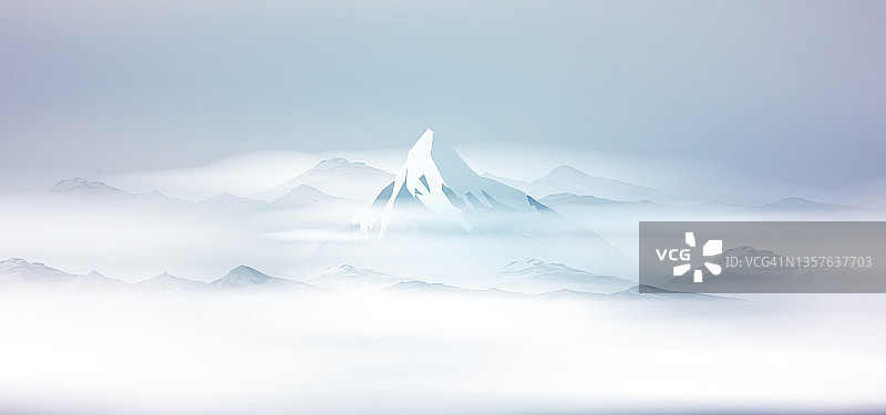 日出在白雪覆盖的群山中，山水中有雾图片素材