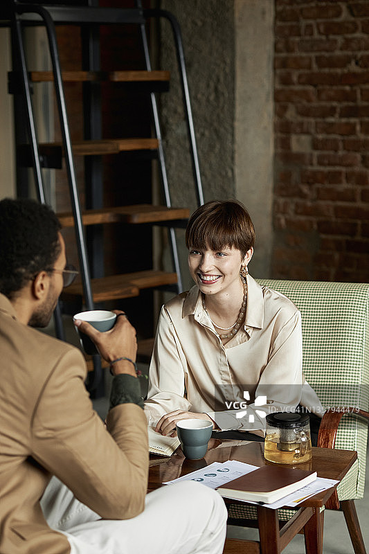 快乐的少女和男朋友在咖啡馆喝茶聊天图片素材