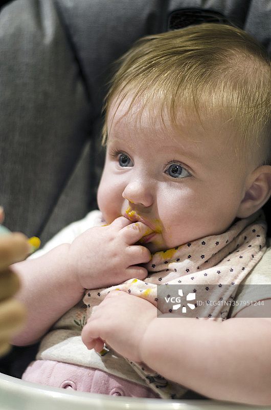 婴儿第一餐固体食物图片素材