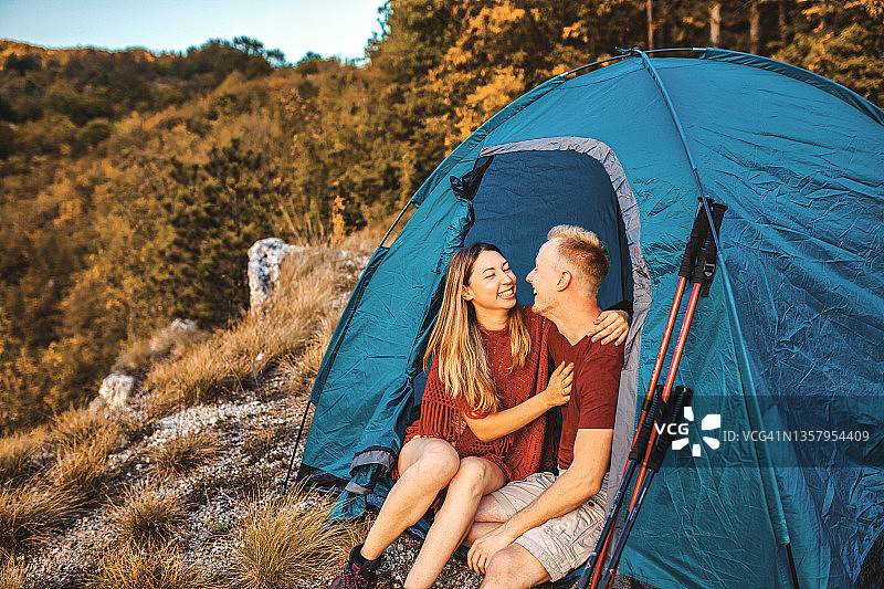 一对年轻夫妇在野营时玩得很开心图片素材