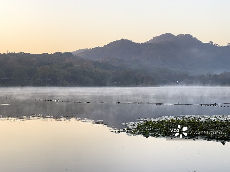 冬天的早晨，晨雾在杭州西湖上，中国图片素材
