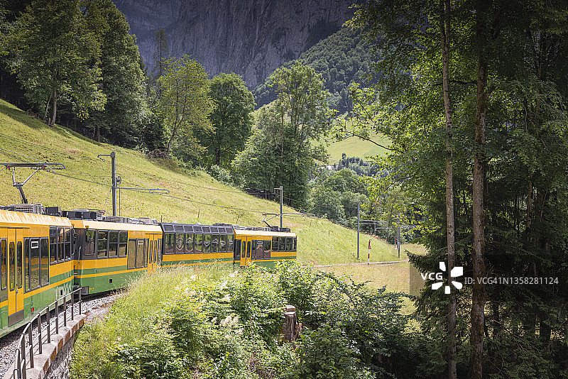 瑞士山谷中田园诗般的火车图片素材
