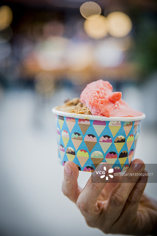 草莓冰淇淋图片素材