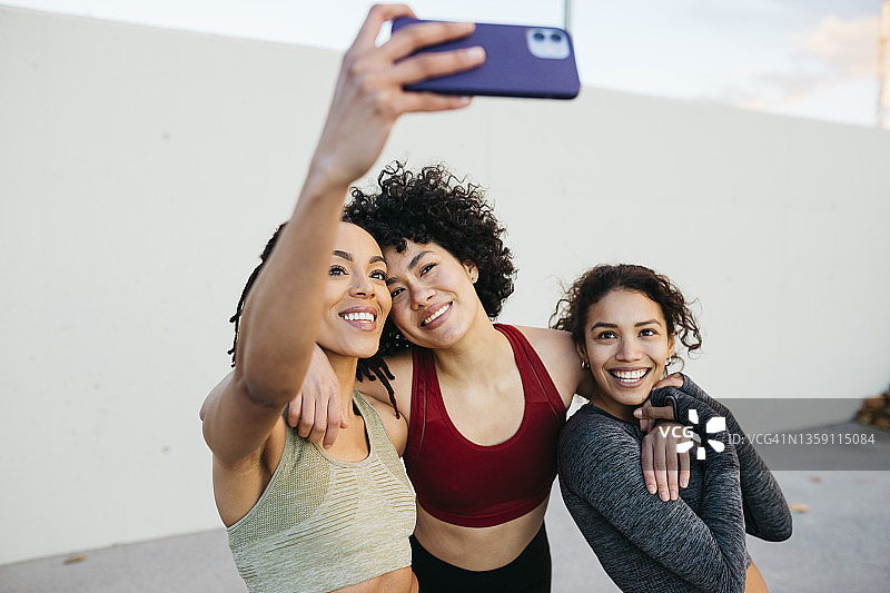 女性在锻炼前自拍图片素材