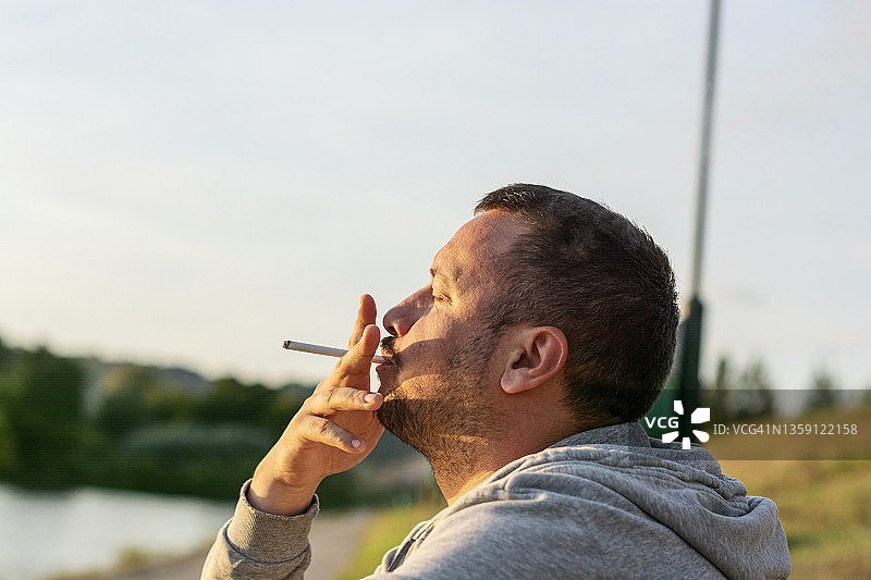 一个男人在户外抽烟图片素材