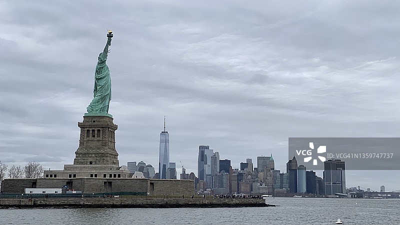 自由女神像公园纽约市美国美国纪念碑白天太阳云海旅游目的地旅行美国美国国旗图片素材