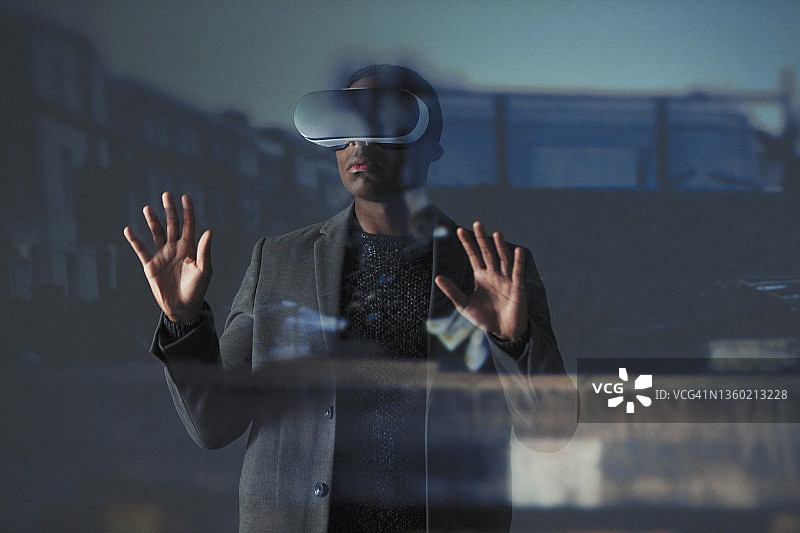 商人使用虚拟现实模拟器眼镜图片素材