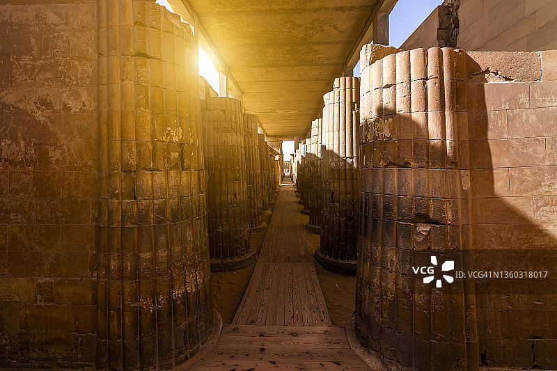 Djoser阶梯金字塔建筑群入口柱廊的肋柱。埃及图片素材