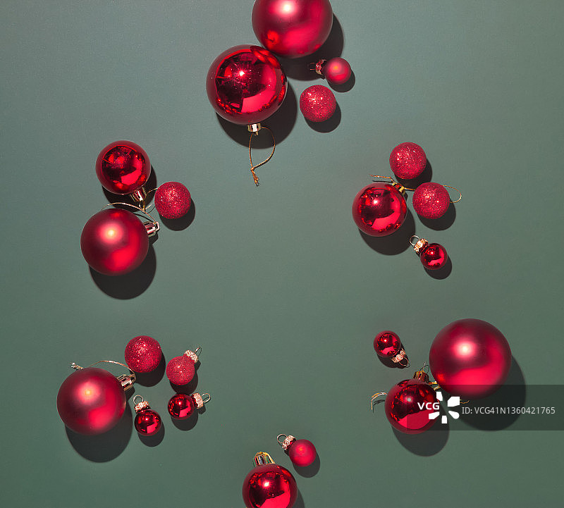 黑色橄榄色背景上的红色装饰物做成的圣诞树。新年最小概念。平的。创造性的负空间。图片素材