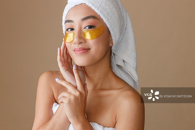 亚洲年轻女性洗澡后戴眼罩图片素材
