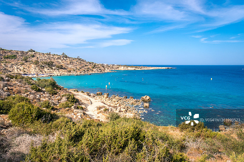 塞浦路斯普罗塔拉斯地区的科诺斯海滩湾。美丽的夏季风景，蓝色的大海和岩石海岸。图片素材