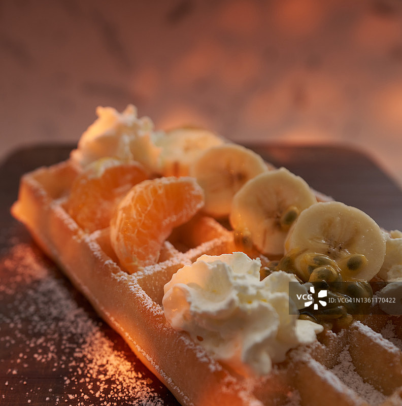 比利时华夫饼，糖粉，生奶油和水果图片素材