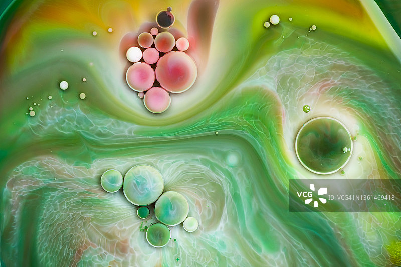 抽象的彩色背景。油和颜料滴在水里。彩虹的颜色图片素材
