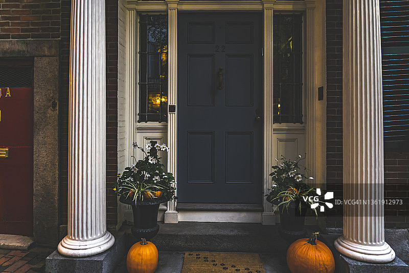 公寓外的门和装饰植物和南瓜感恩节。用建筑柱子拱起腰来图片素材