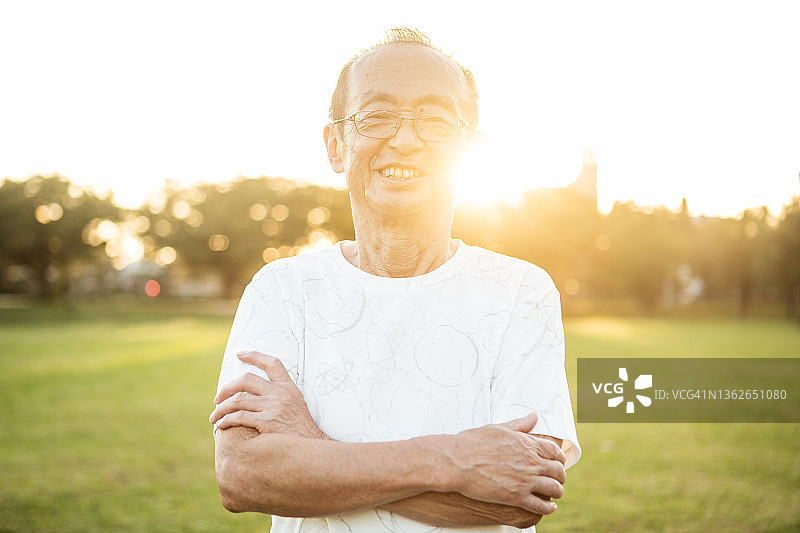 一个积极的老年人享受慢跑的肖像图片素材