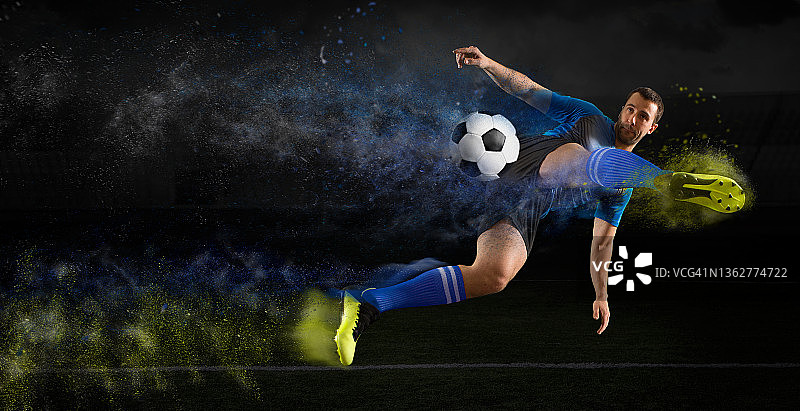 踢足球的运动员图片素材