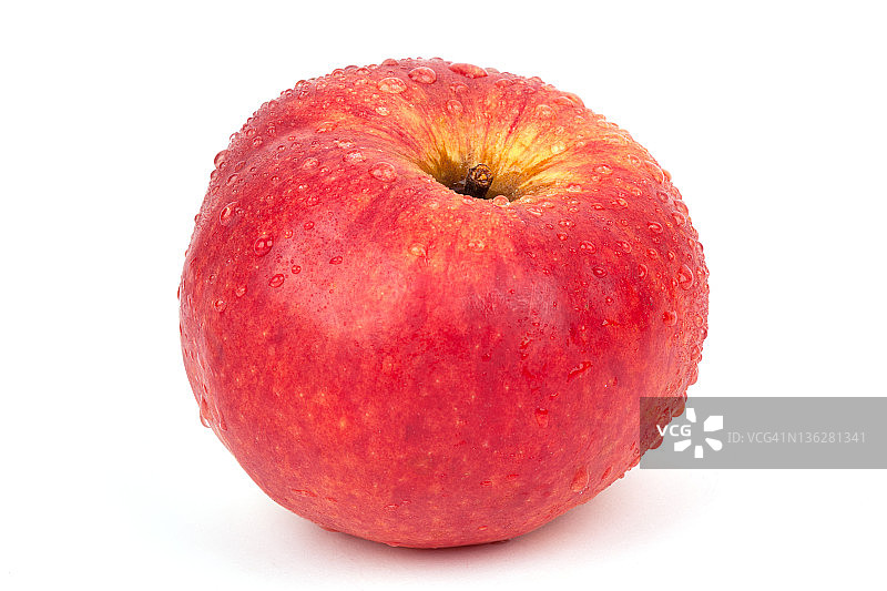 红苹果，水滴孤立在白色上图片素材