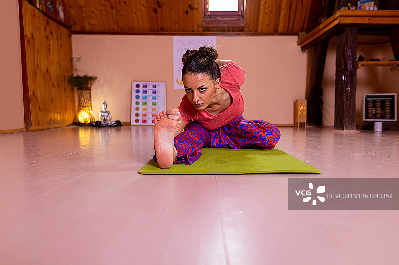 柔韧活跃的白人女性，在瑜伽馆做瑜伽图片素材