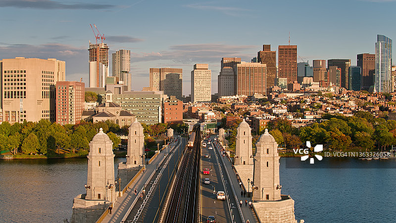 无人机沿着朗费罗大桥进入波士顿市中心图片素材