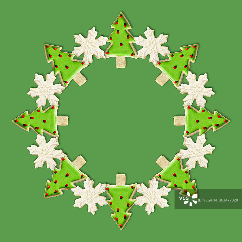 圣诞树和雪花:用节日装饰的冰镇圣诞饼干制作的圣诞花环图片素材