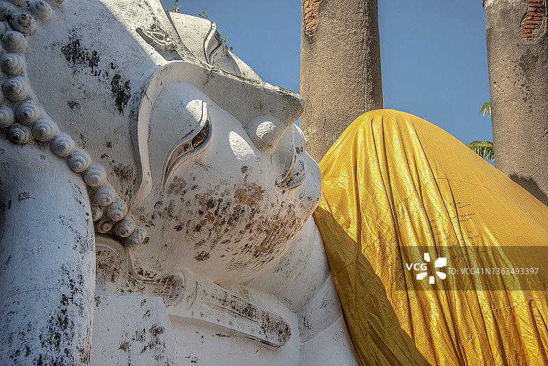 泰国大城府，卧倒的泰国佛像披着黄色长袍，卧倒的泰国佛像图片素材