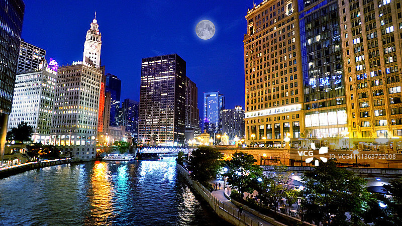 晚上芝加哥。金融区。河。市中心的商业图片素材