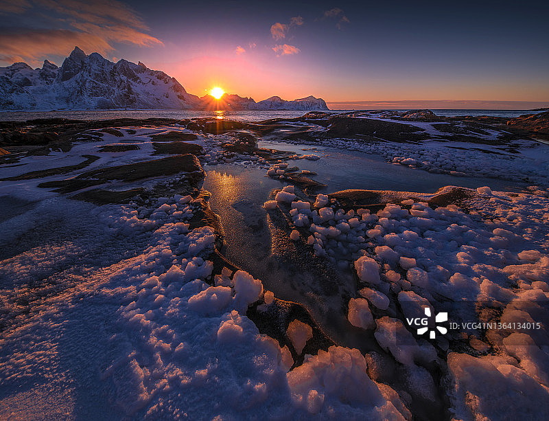 隆冬时节，挪威北极地区罗浮敦的阿瓦伊特，崎岖、令人敬畏的岩石海岸线图片素材