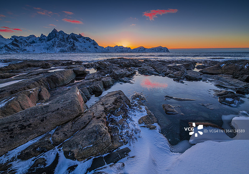 隆冬时节，挪威北极地区罗浮敦的阿瓦伊特，崎岖、令人敬畏的岩石海岸线图片素材