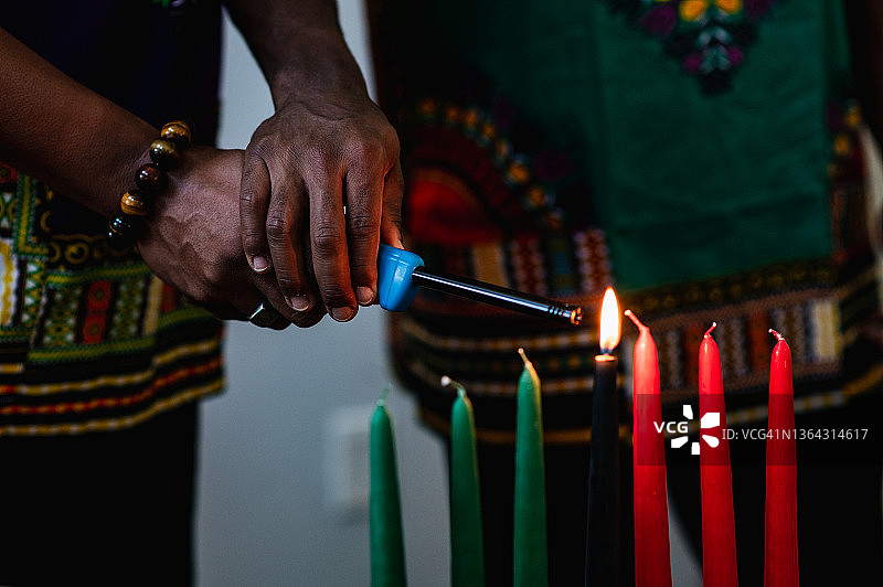 宽扎节庆祝活动，近两个人在团结的精神点燃kinara蜡烛图片素材