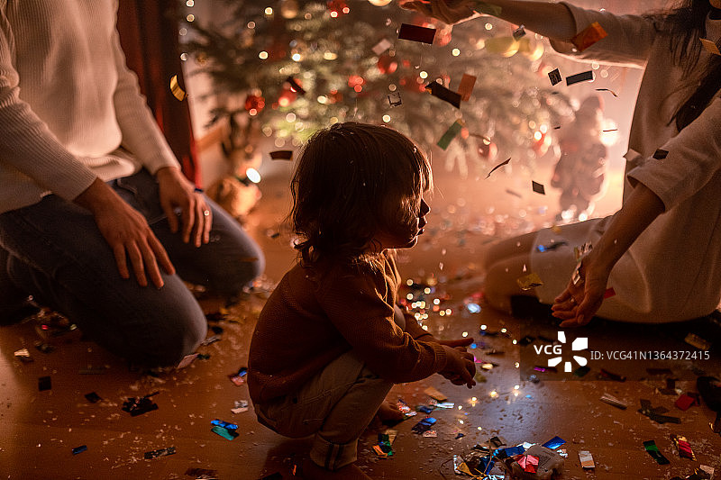 小男孩和父母在圣诞节的肖像。图片素材