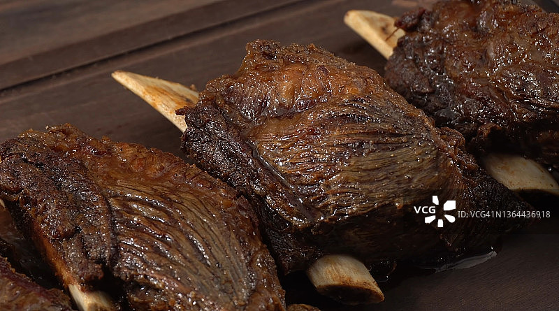 烟熏牛肉排骨。香喷喷的烤牛胸肉放在排骨上。经典的德州烧烤图片素材