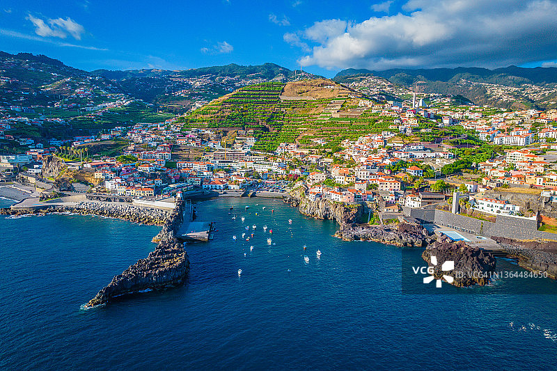 无人机拍摄的马德拉岛Funchal附近Camara de Lobos村全景图片素材