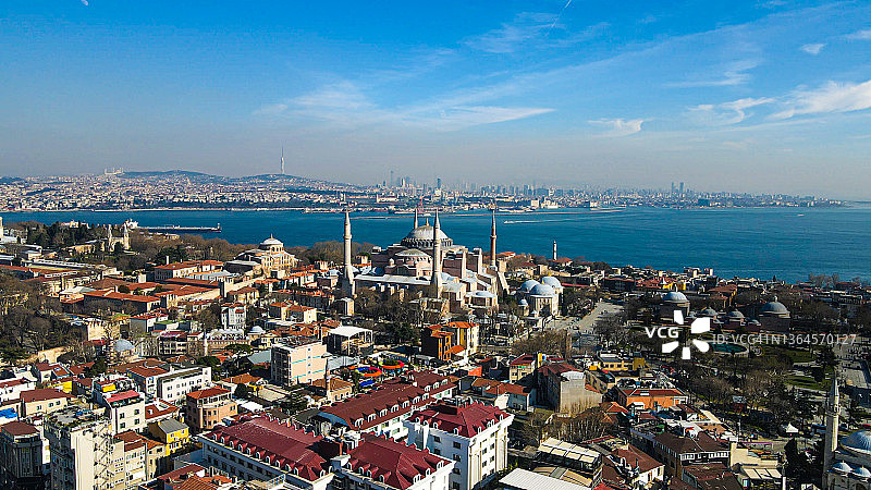 在苏丹阿赫迈特广场，空中的圣索菲亚大教堂，空中的伊斯坦布尔，圣索菲亚大教堂和蓝色清真寺，圣索菲亚广场，圣索菲亚大教堂通过城市，城市和海，清真寺尖塔图片素材