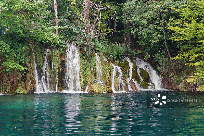 克罗地亚普利特维茨湖国家公园里宁静的瀑布和绿松石色的水池图片素材