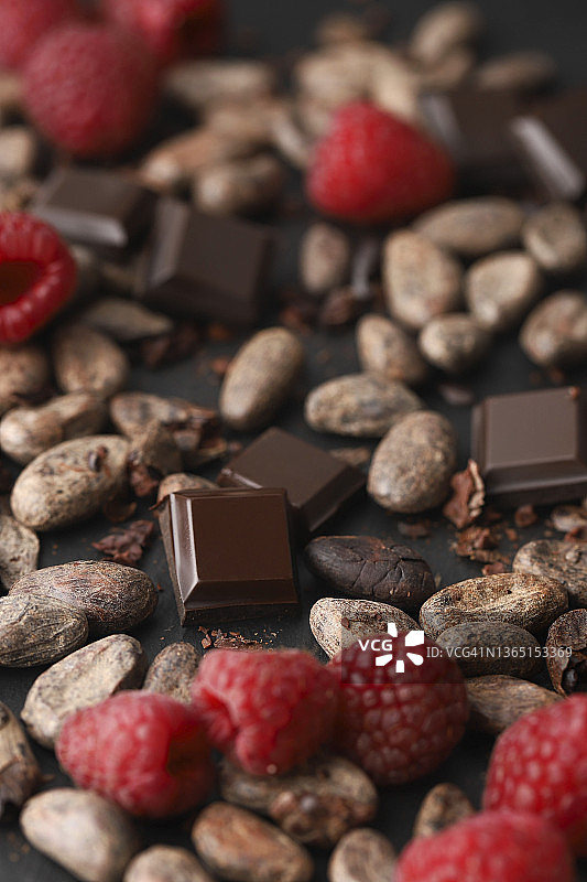 黑巧克力棒配覆盆子。树莓和可可豆的特写镜头。图片素材