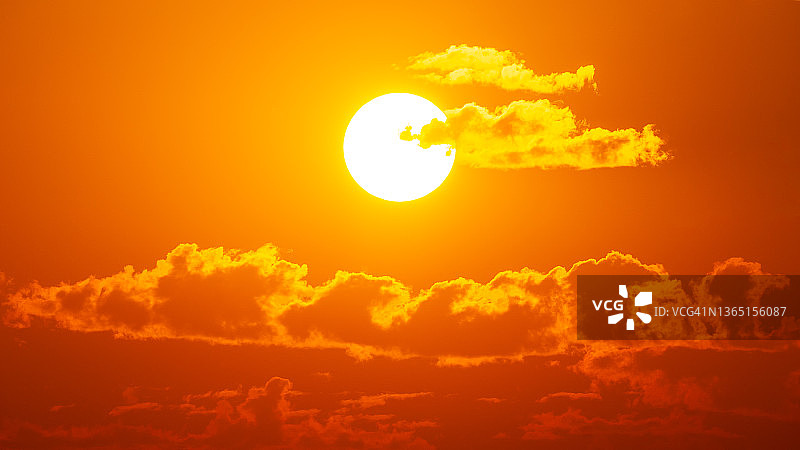 早晨的日出，橙色的天空和云彩，自然背景图像图片素材