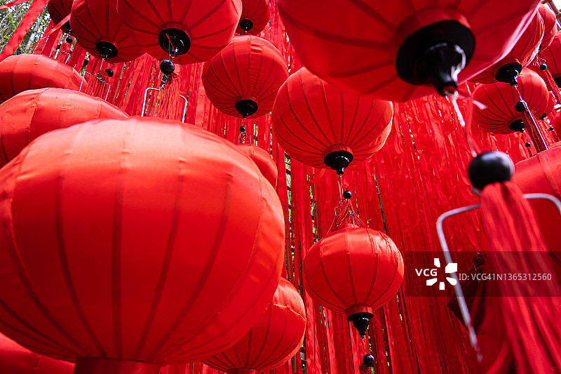 美丽的传统灯笼在节日的背景。越南春节期间街头市场上传统灯笼的红色。图片素材