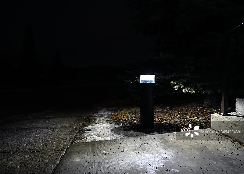 夜间人行道附近的现代路灯图片素材