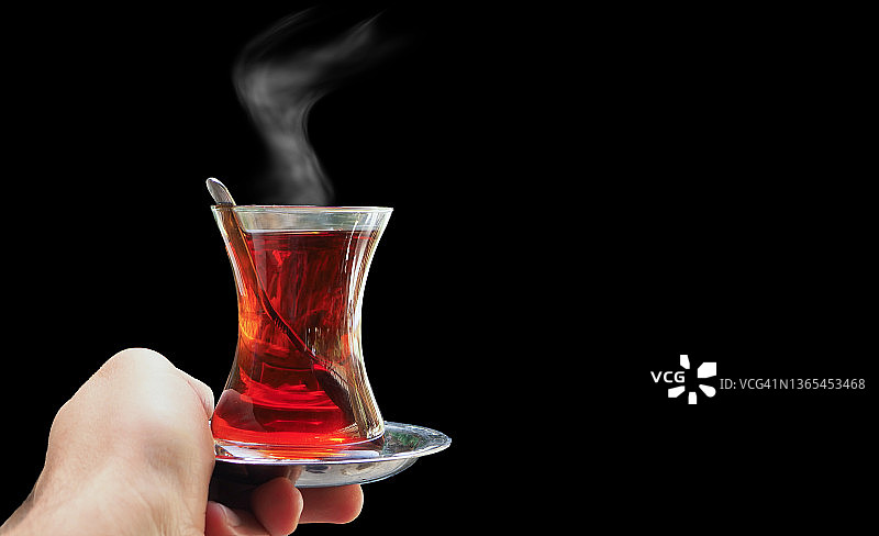 土耳其茶与孤立的黑色背景图片素材
