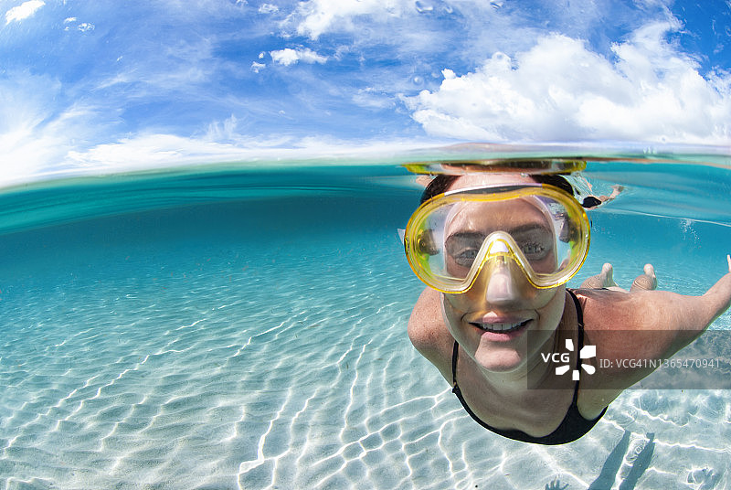 上图是一名年轻女子在加勒比海浮潜的照片图片素材