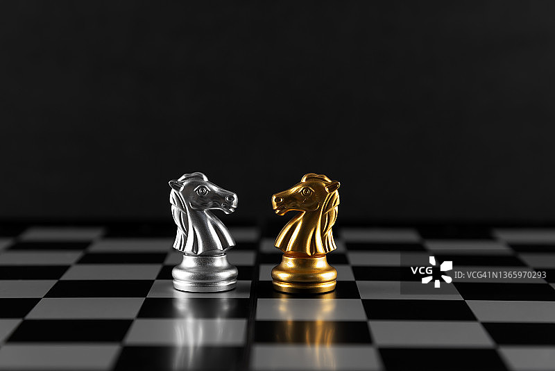 银和金象棋骑士对决图片素材