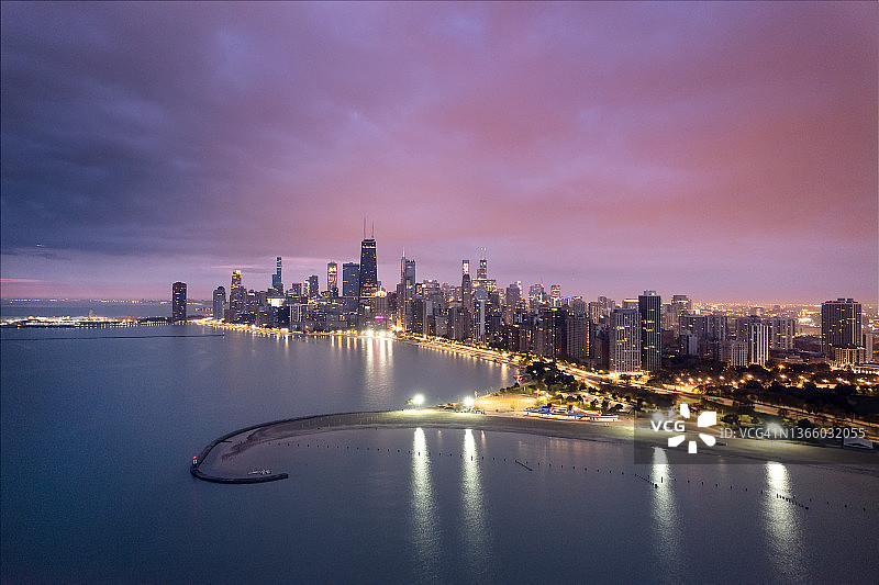 鸟瞰图北大道海滩和密歇根湖在日出，芝加哥，伊利诺斯州，美国图片素材